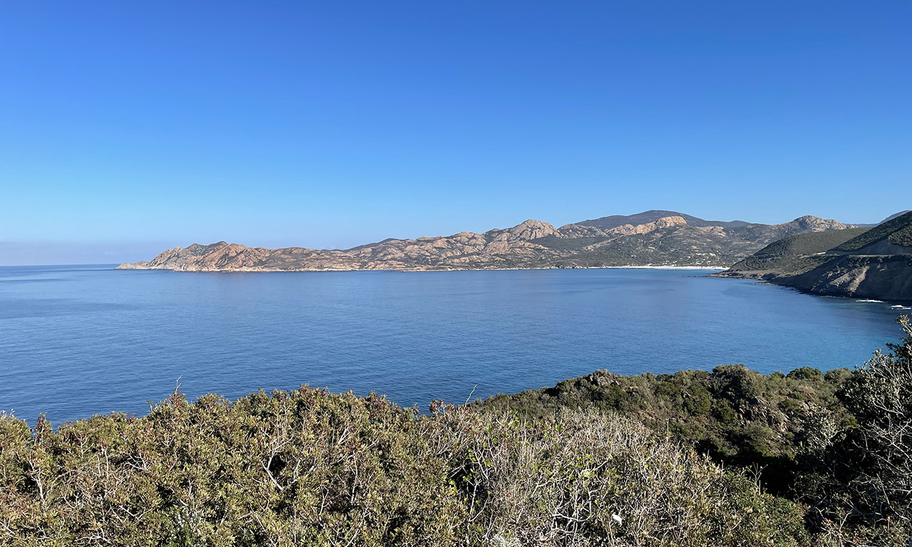 Vue sur les montagnes de l'arrière pays de l'ïle Rousse