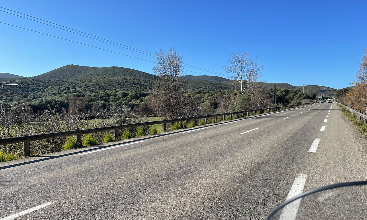 ligne droite sur les routes Corses