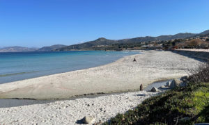 plage île rousse en centre ville