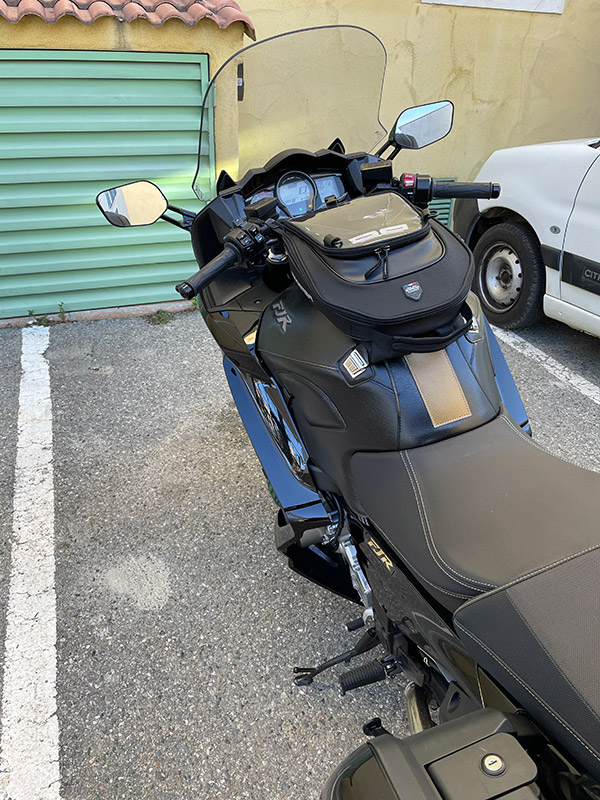 sac de réservoir sur le tapis de réservoir de sa moto