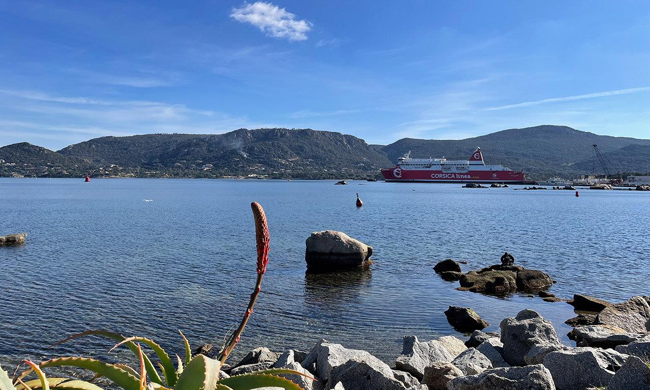 vue vers la mer depuis les marais salants de Porto Vecchio