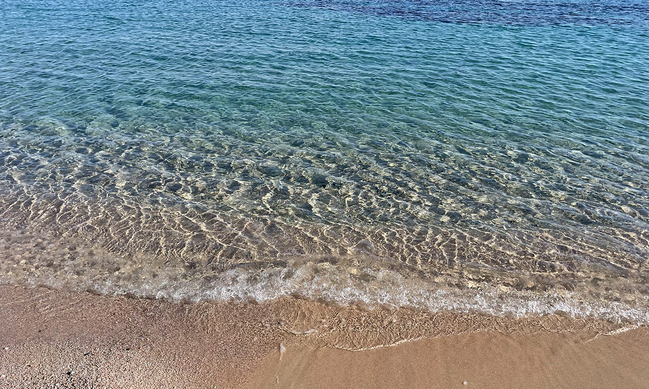corse : eau transparente sur la plage de Favona
