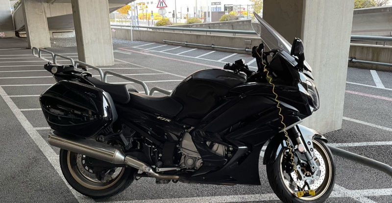 Yamaha FJR à l'aéroport de NICE