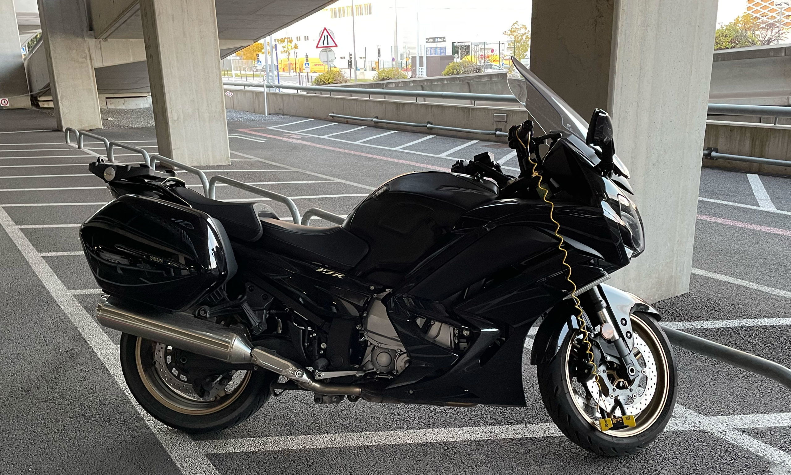 Yamaha FJR à l'aéroport de NICE