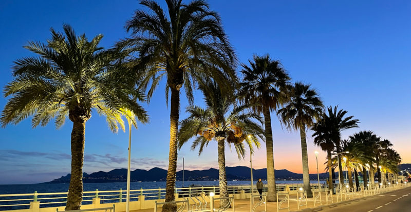 Cannes, plage du midi à la nuit tombante