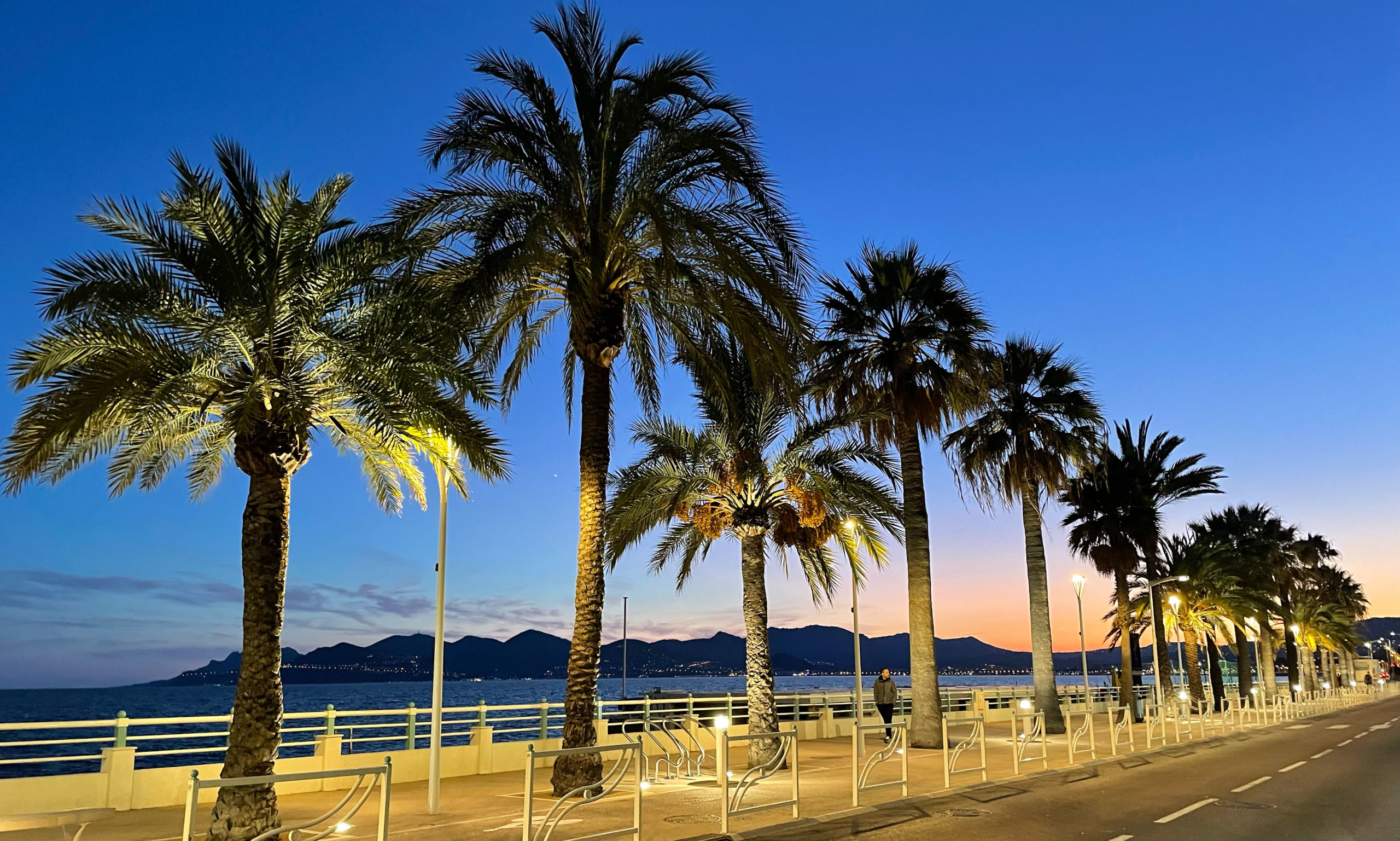 Cannes, plage du midi à la nuit tombante