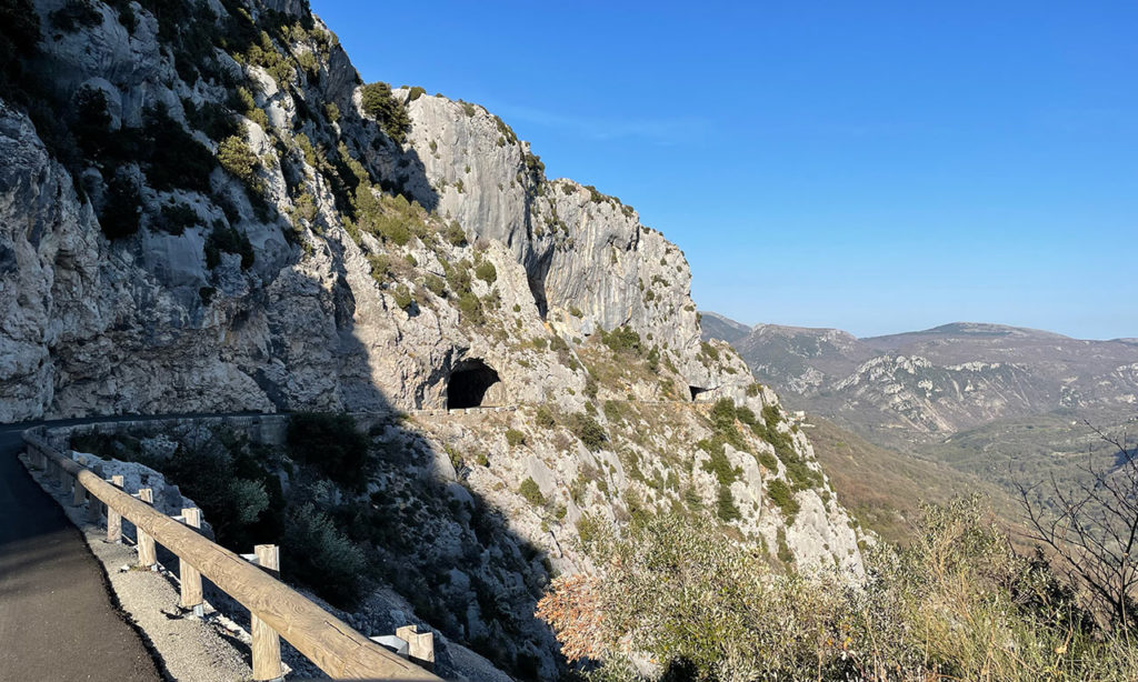 rouler à flan de montagne à moto