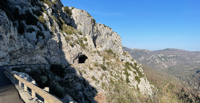 rouler à flan de montagne à moto