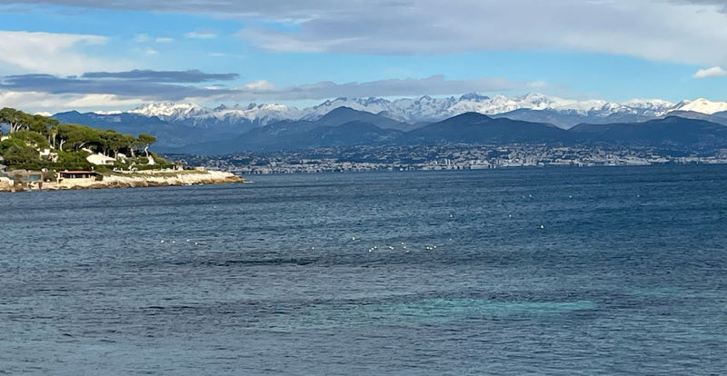 Antibes, entre montagne, plage et bord de mer