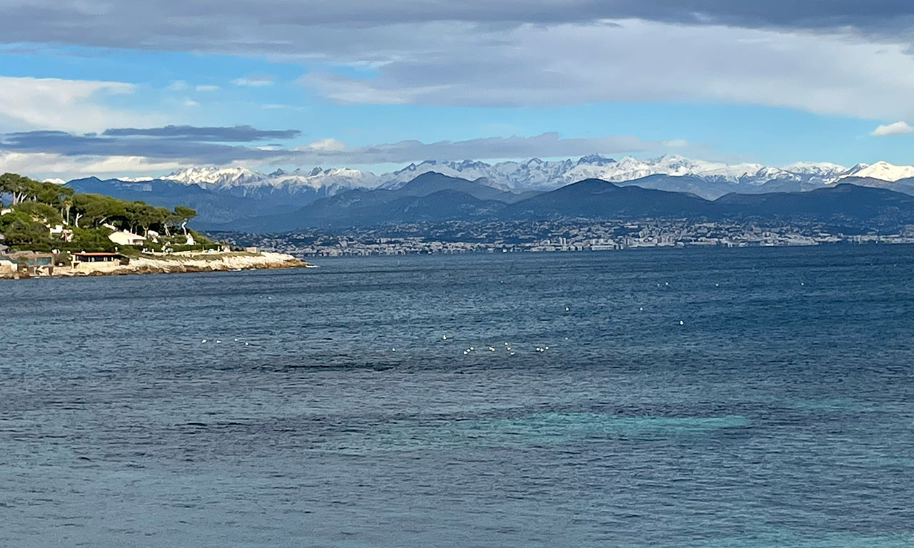 Antibes, entre montagne, plage et bord de mer