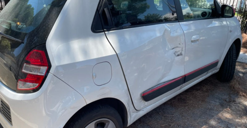 voiture accidentée avec un motard