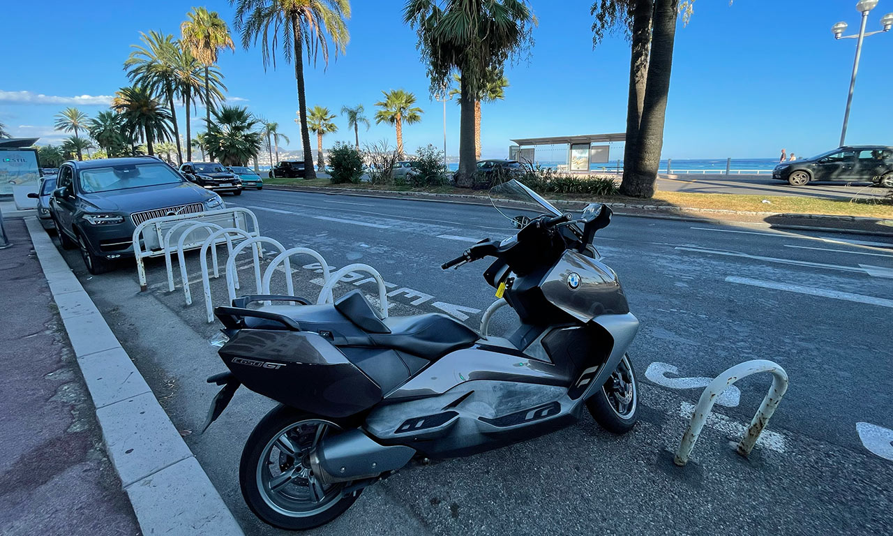 Scooter BMW C650GT 2014 sur la Promenade des Anglais à Nice