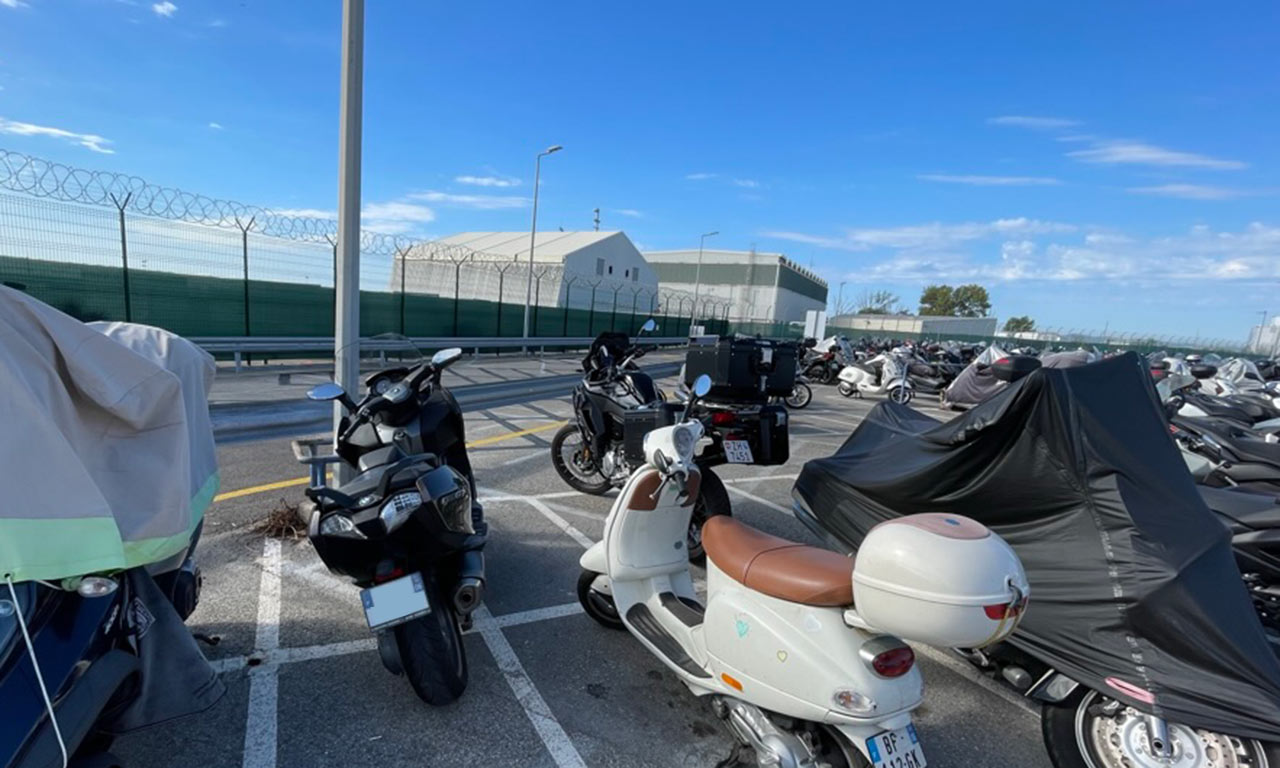 Parking gratuit aéroport de Nice pour les motos et scooters 