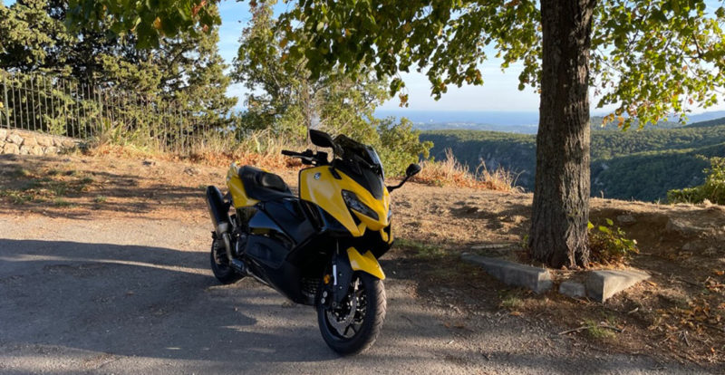 Balade moto à Gourdon, sur les hauteurs de Grasse près des usines de parfumerie