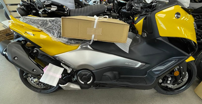 Boomerang gris sur le TMAX 2022 jaune