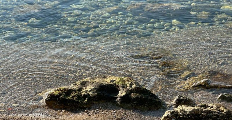 Eau de mer transparente sur le Cap d'Antibes