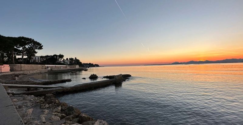 Bord de mer sur le cap d'Antibes