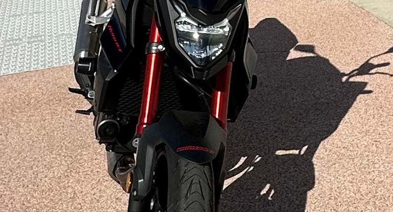 Hornet 750 noir et rouge, nouvelle moto honda, vue face avant