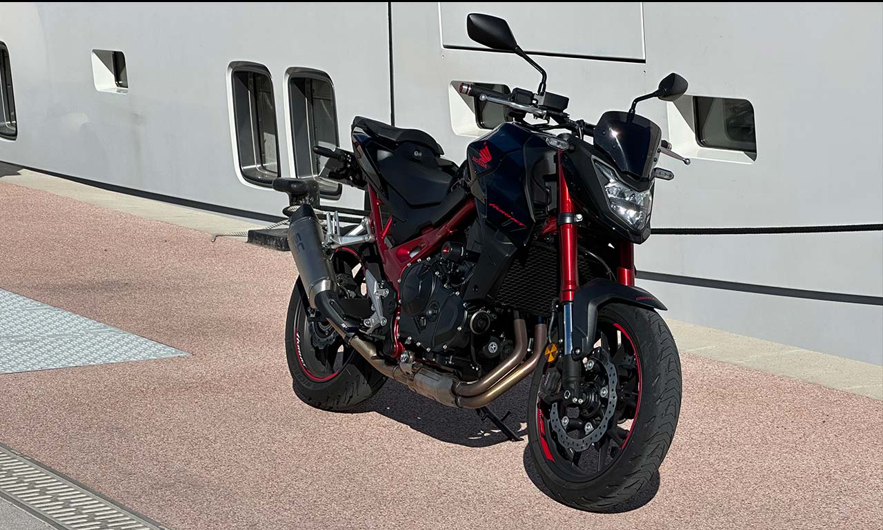 Hornet 750 noir et rouge, nouvelle moto honda 2023