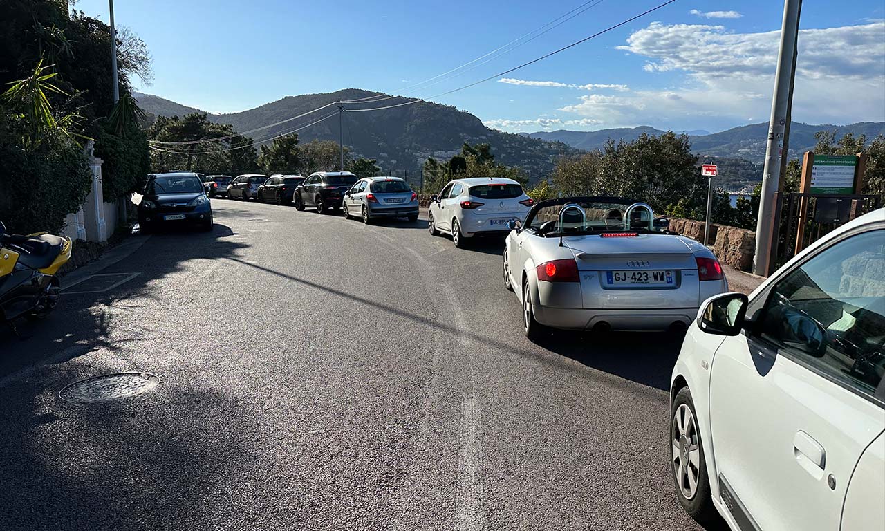 voiture sur la Corniche entre Fréjus et Cannes : ralentissement autoroutier
