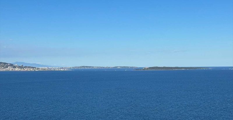 vue sur la Méditerranée depuis la corniche de cannes à fréjus