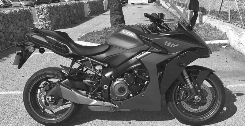 Suzuki GSX S 1000 en noir et blanc