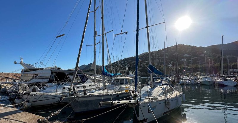 Bateau de plaisance au Port de la Figueirette