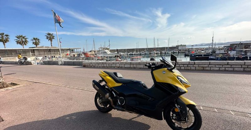 TMAX 560 jaune au Port du Cros à Cagnes sur Mer