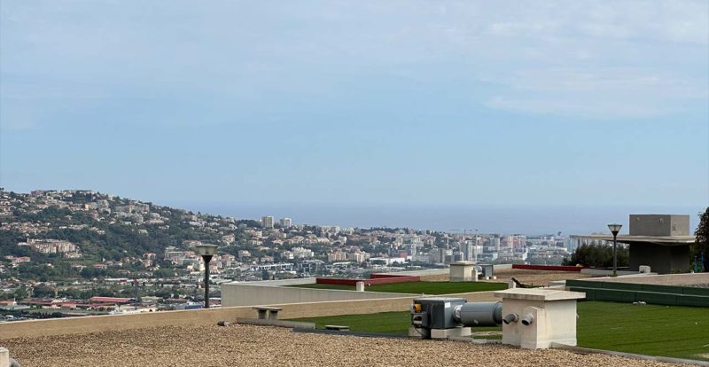 Vue mer Nice derrière le Stade de foot