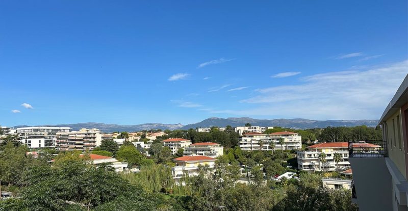 Vue vers les montagnes des Alpes Maritimes de l'arrière pays Niçois depuis Antibes