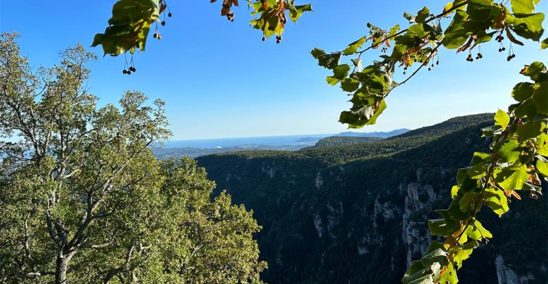 Vue depuis Gourdon vers la mer Méditerranée