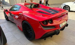 Voiture rouge à Monaco : Ferrari
