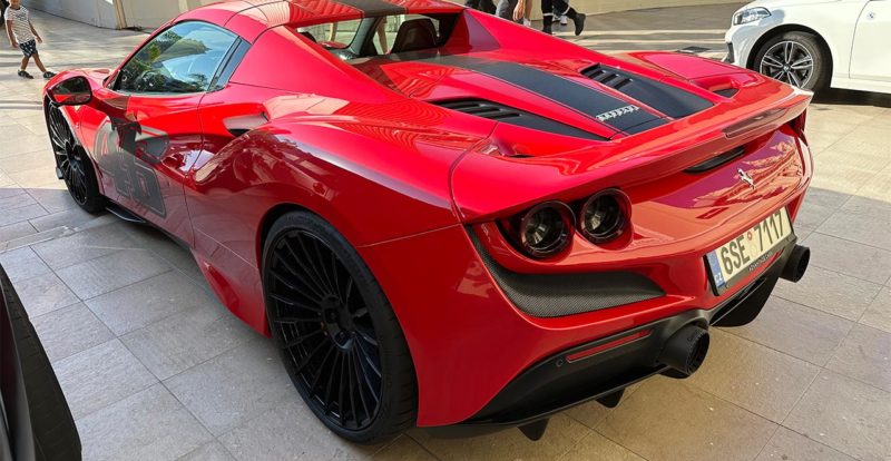 Voiture rouge à Monaco : Ferrari