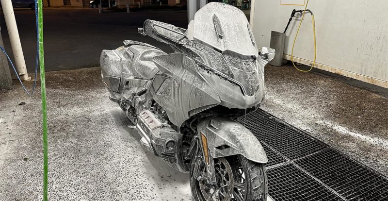 mousse active sur moto pour un lavage parfait en station