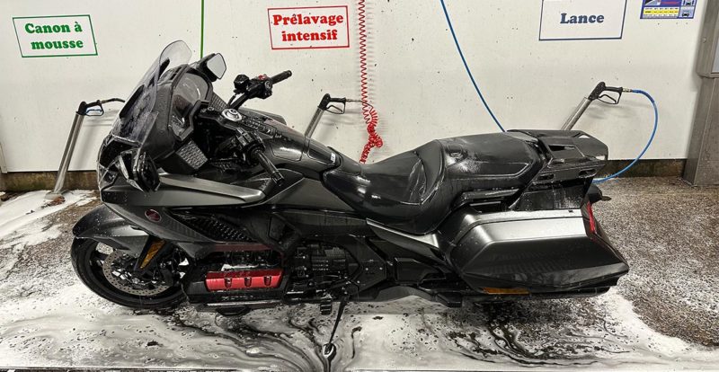 Lavage moto en station de lavage