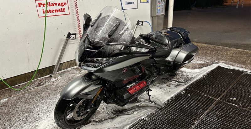 moto lavée en station de lavage