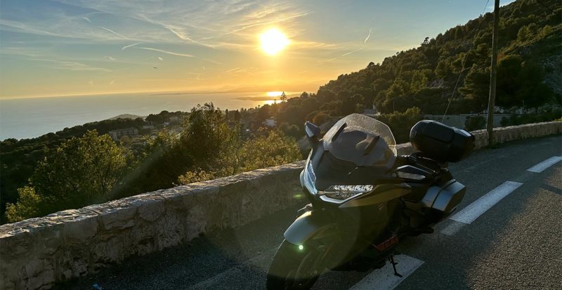 Grande Corniche à moto et son couché de soleil