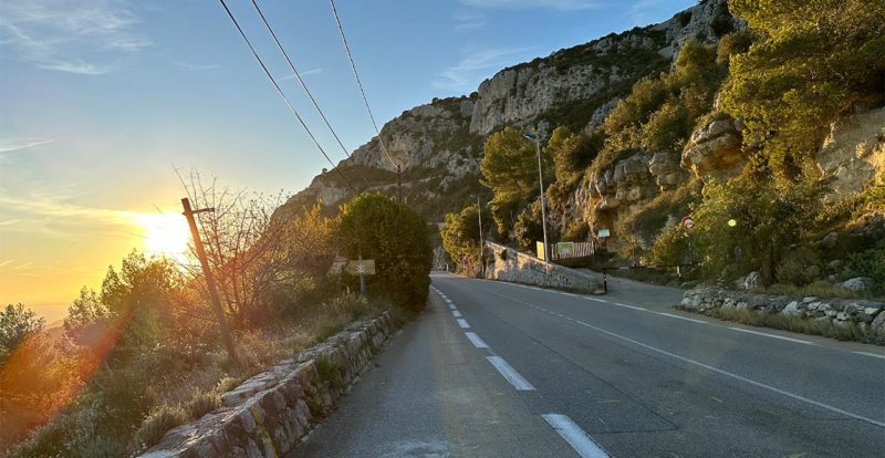 Grande Corniche à moto : route sinueuse, le plaisir au guidon