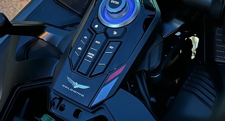 vide proche sur le Goldwing : badge de péage, chewing gum, téléphone portable en charge