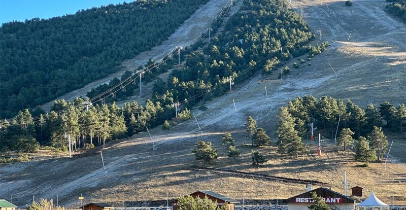 Pas de neige à la station de ski Gréolières les Neiges, décembre 2023