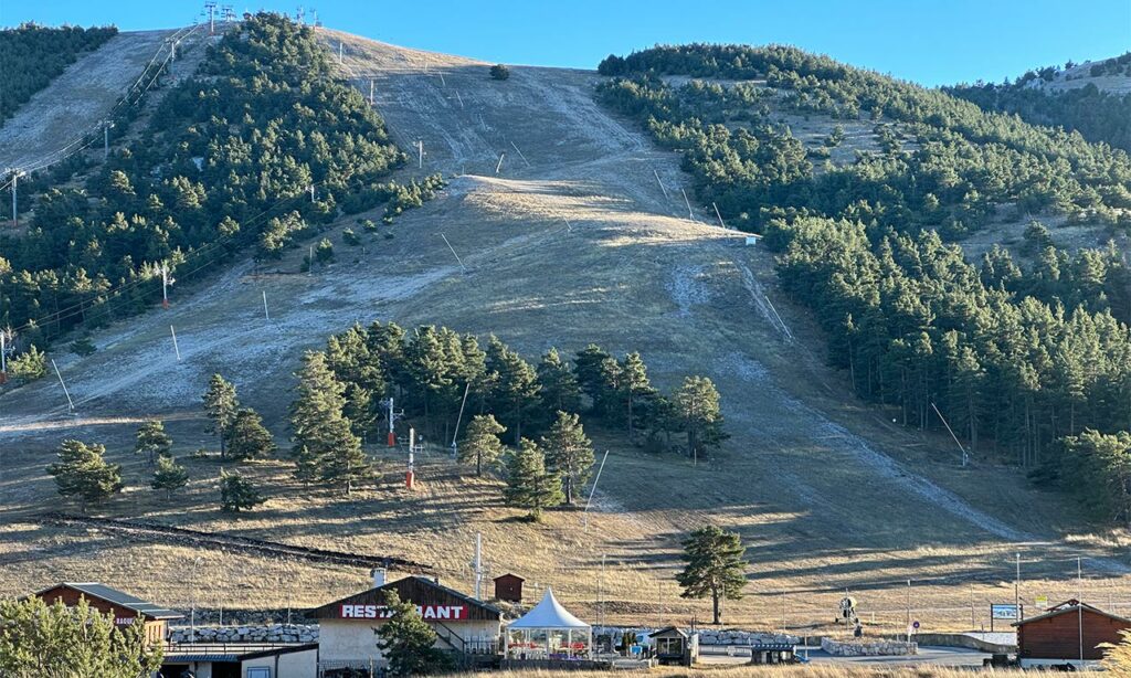 Pas de neige à la station de ski Gréolières les Neiges en ce 2 décembre 2023