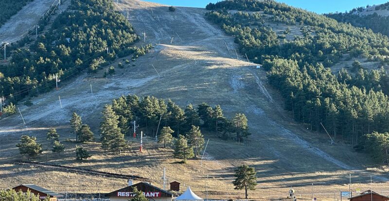 Pas de neige à la station de ski Gréolières les Neiges en ce 2 décembre 2023