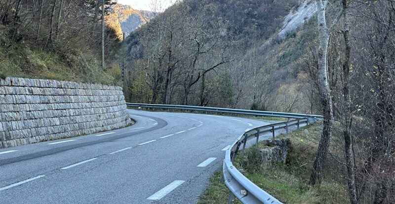 à gauche, à droite, les routes sinueuses des alpes maritimes