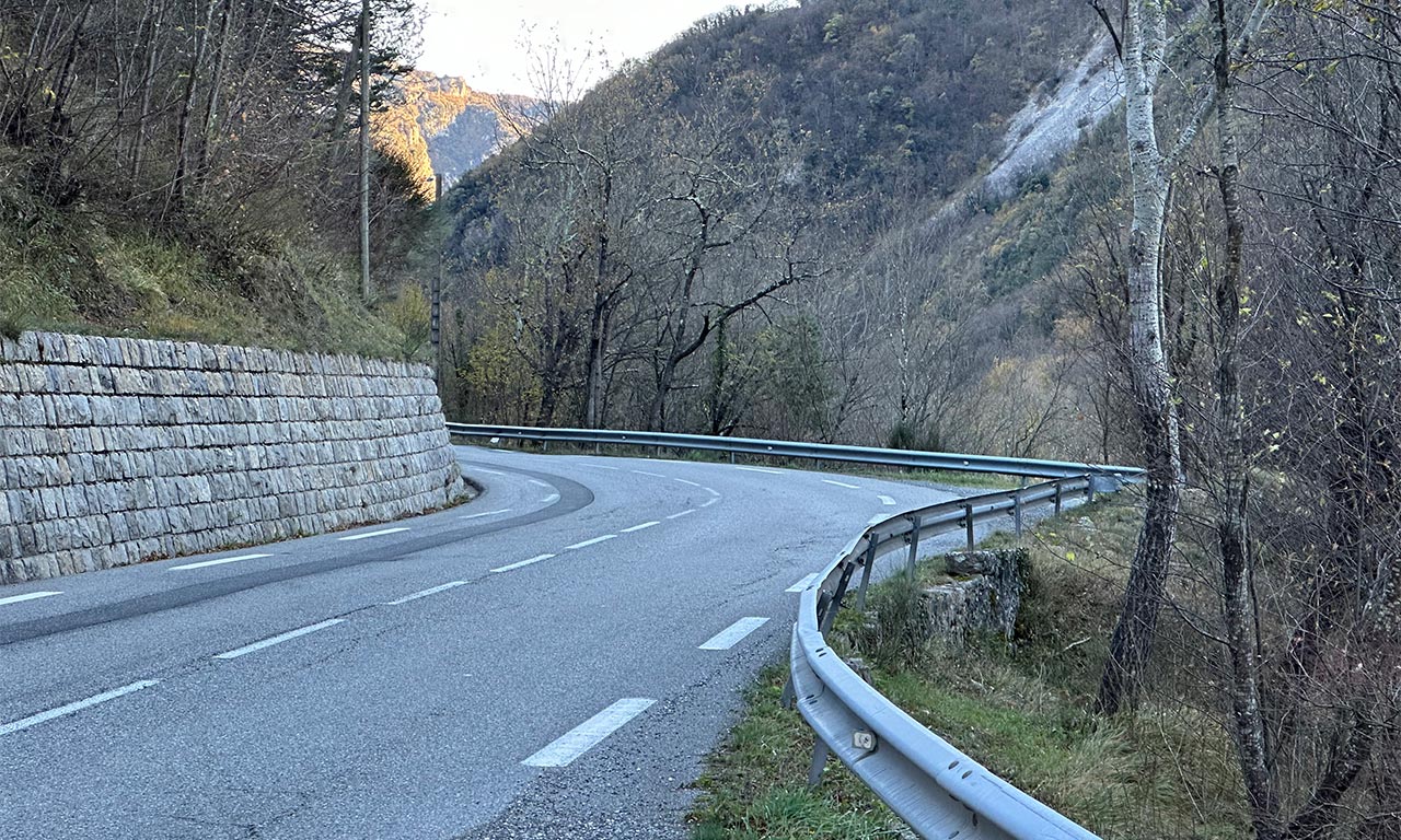 à gauche, à droite, les routes sinueuses des alpes maritimes