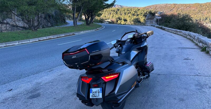 Goldwing de David Jazt sur la route en direction de Gourdon Village depuis Opio