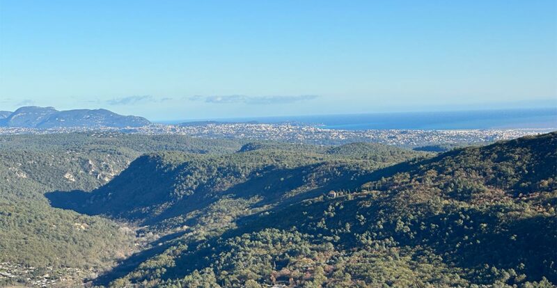 Pleine vue mer sur la route en direction de Gourdon Village depuis Opio