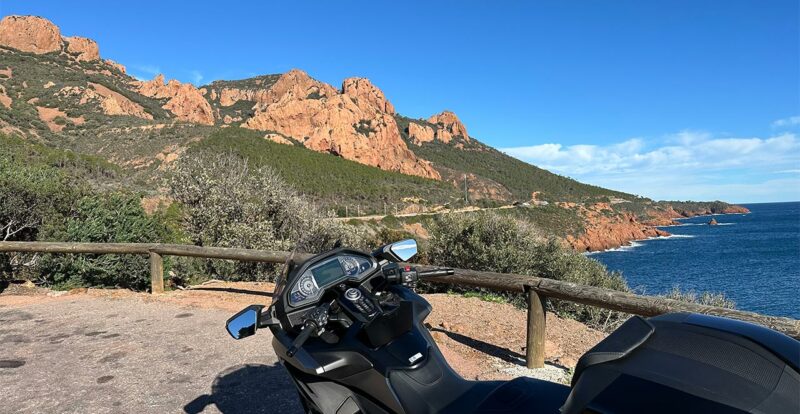 Rouler à moto dans le Massif de l'Estérel est un moment inoubliable