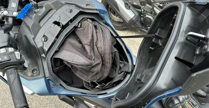 coffre sous la selle pouvant accueillir un sac à dos motard