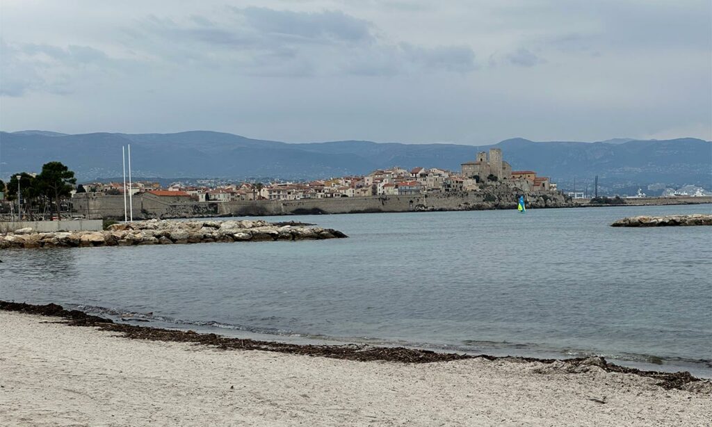 vue sur le vieil antibes depuis le cap