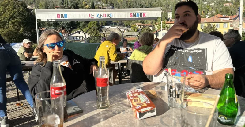 Aladin nous partage un goûter bien mérité en terrasse de café à Sospel